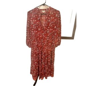 Max Studio flowy dress. Red w floral print. V neck w buttons in front